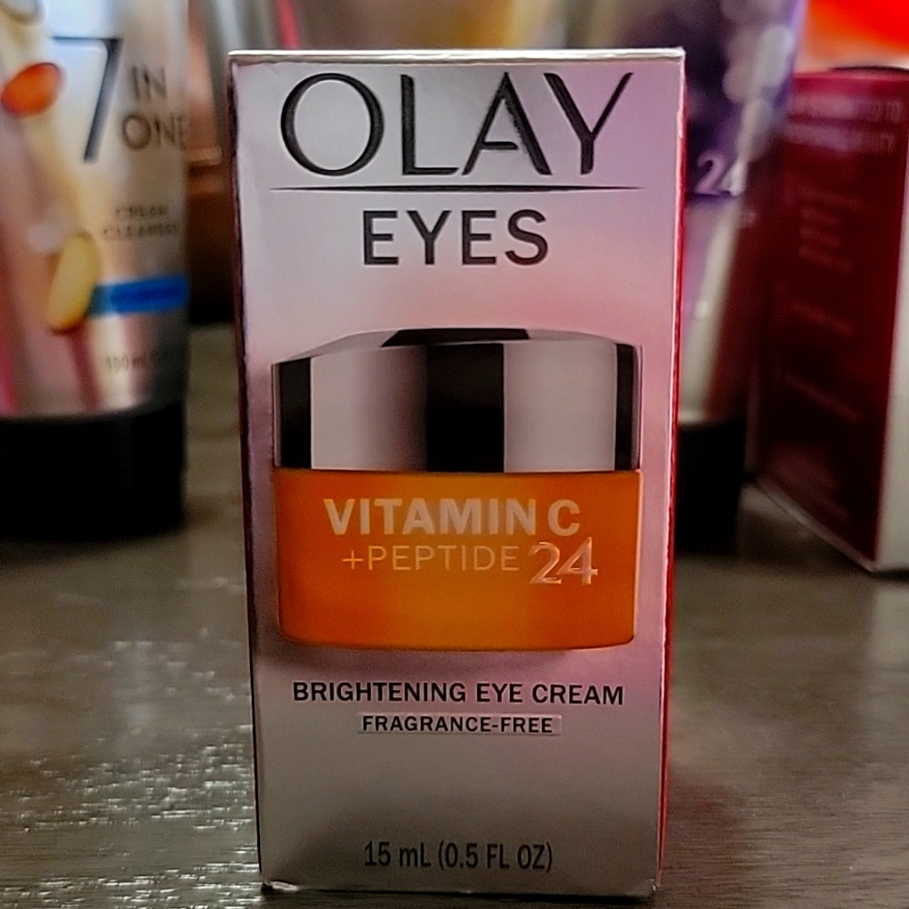 Olay eyes vitamin C+peptide 24